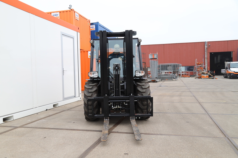 Ruwterrein-Heftruck 2,5 ton | Diesel | 4x4 huren