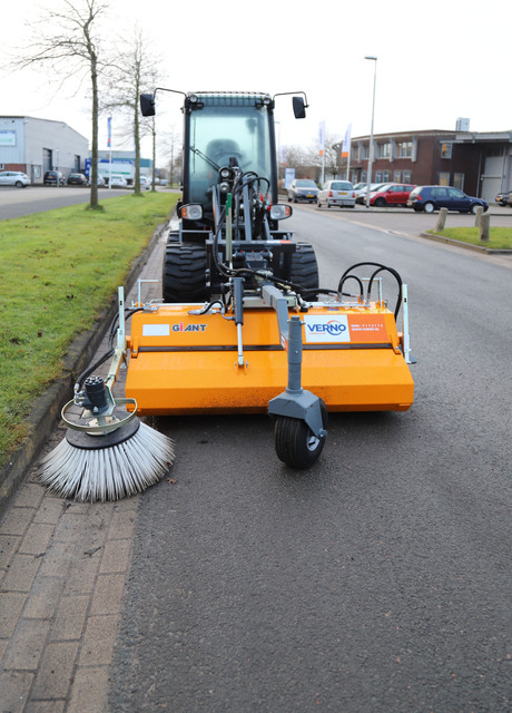 Veegmachine met zijborstel 150 cm t.b.v. knikladers  huren