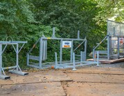 Links zie je een dranghekbok, of dranghekbok, ten behoeve van het transporteren van dranghekken.