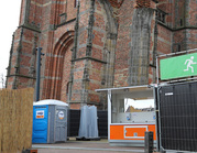 Toegankelijk mindervaliden toilet op evenementenlocatie.