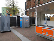 Toegankelijk mindervaliden toilet op evenementenlocatie.