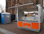 Toilet-unit voor 14 personen in gebruik tijdens evenement.