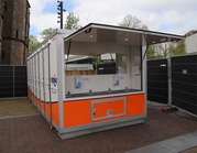 Toilet-unit voor 14 personen in gebruik tijdens evenement.