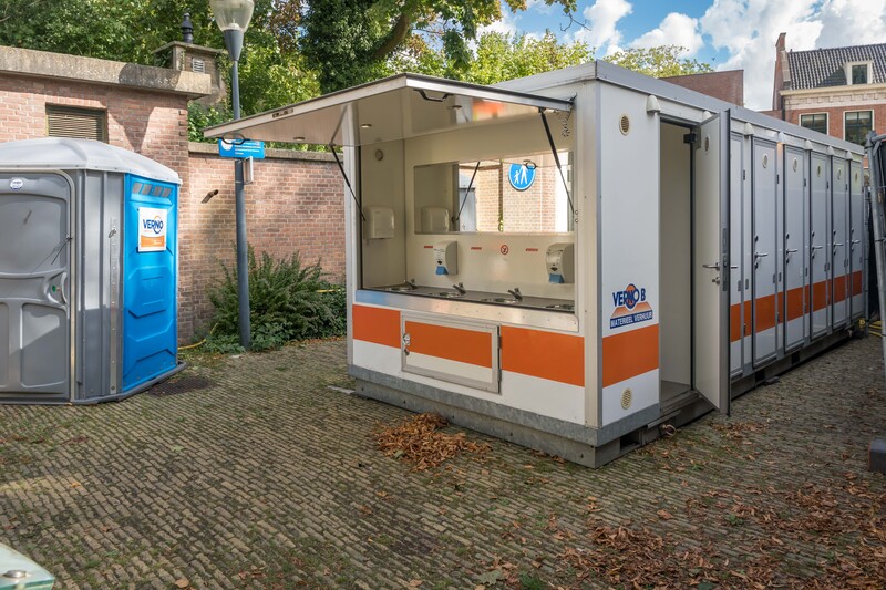 Mindervaliden toilet en 14 persoons toiletunit, ingezet tijdens een evenement.