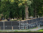 Gezeilde bouwhekken, ingezet als terreinafscherming tijdens een evenement.