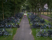 Buitenevenement met fietsenstalling gecreëerd met behulp van dranghekken.