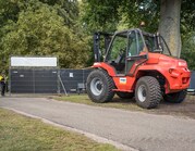 Ruw terrein heftruck, ingezet tijdens evenement.