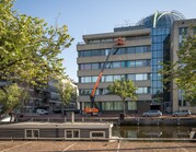 Telescoophoogwerker tegen pand.