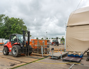 Ruwterrein heftruck in gebruik backstage op een evenemententerrein.